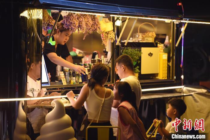 游客在餐饮车前选购饮品。曲正扬 摄