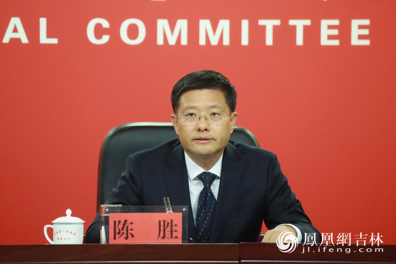 中共吉林省委十二届三次全会新闻发布会当天，陈胜就营商环境建设、商事制度改革等情况作介绍。 凤凰网吉林 龙晓宁/摄