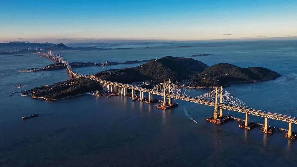 监测风力达十级福建平潭两座跨海大桥启动临时交通管制