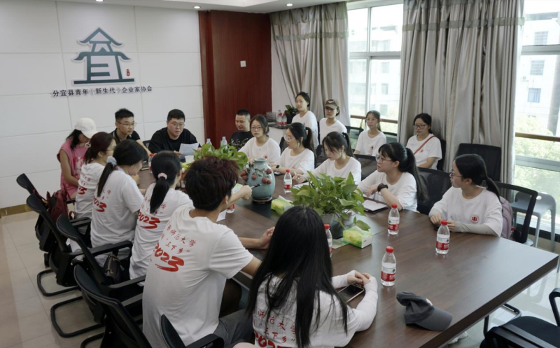 在与分宜县青年（新生代）企业家协会的座谈会上，实践队员就大学生创新创业向青年企业家们“取经”。