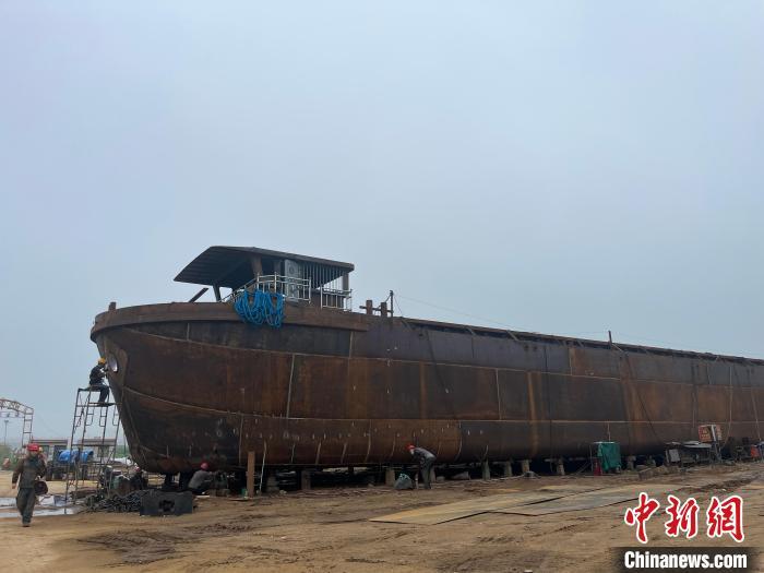 探访河南淮滨“十里船厂”：工人冒着酷暑造船忙