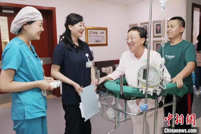 图为2019年8月16日，孕妇在经过分娩镇痛后，开心地与吕玲(左二)交流自己的待产体验。(资料图)甘肃省妇幼保健院供图