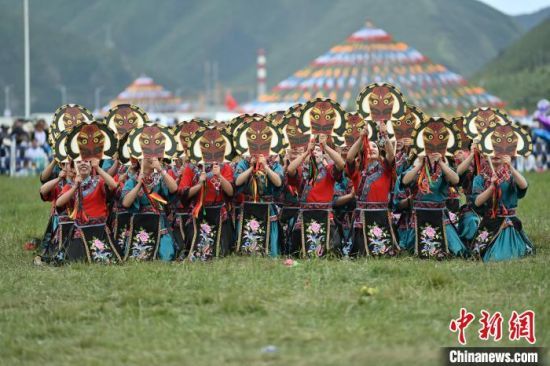 图为锅庄舞展演现场。中新社记者 李亚龙 摄