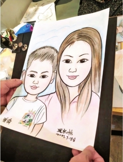 李女士和儿子曾舜的漫画。