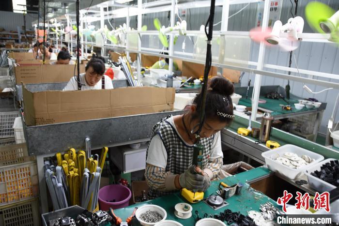 工人们正在组装卷尺。 王宇 摄