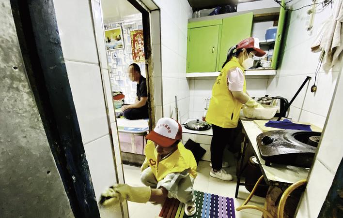 朝阳区公益创投项目志愿者为生活困难群众提供家庭清洁服务。 赵滨 摄