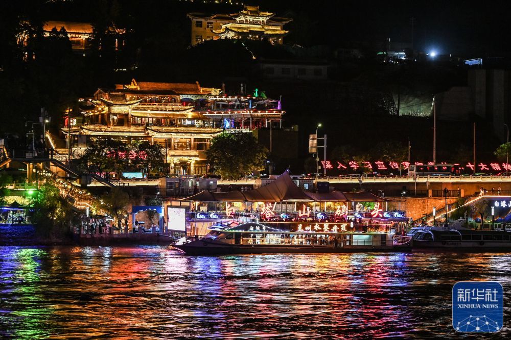 这是7月26日在黄河兰州段白塔山下拍摄的灯光璀璨的白塔山码头。