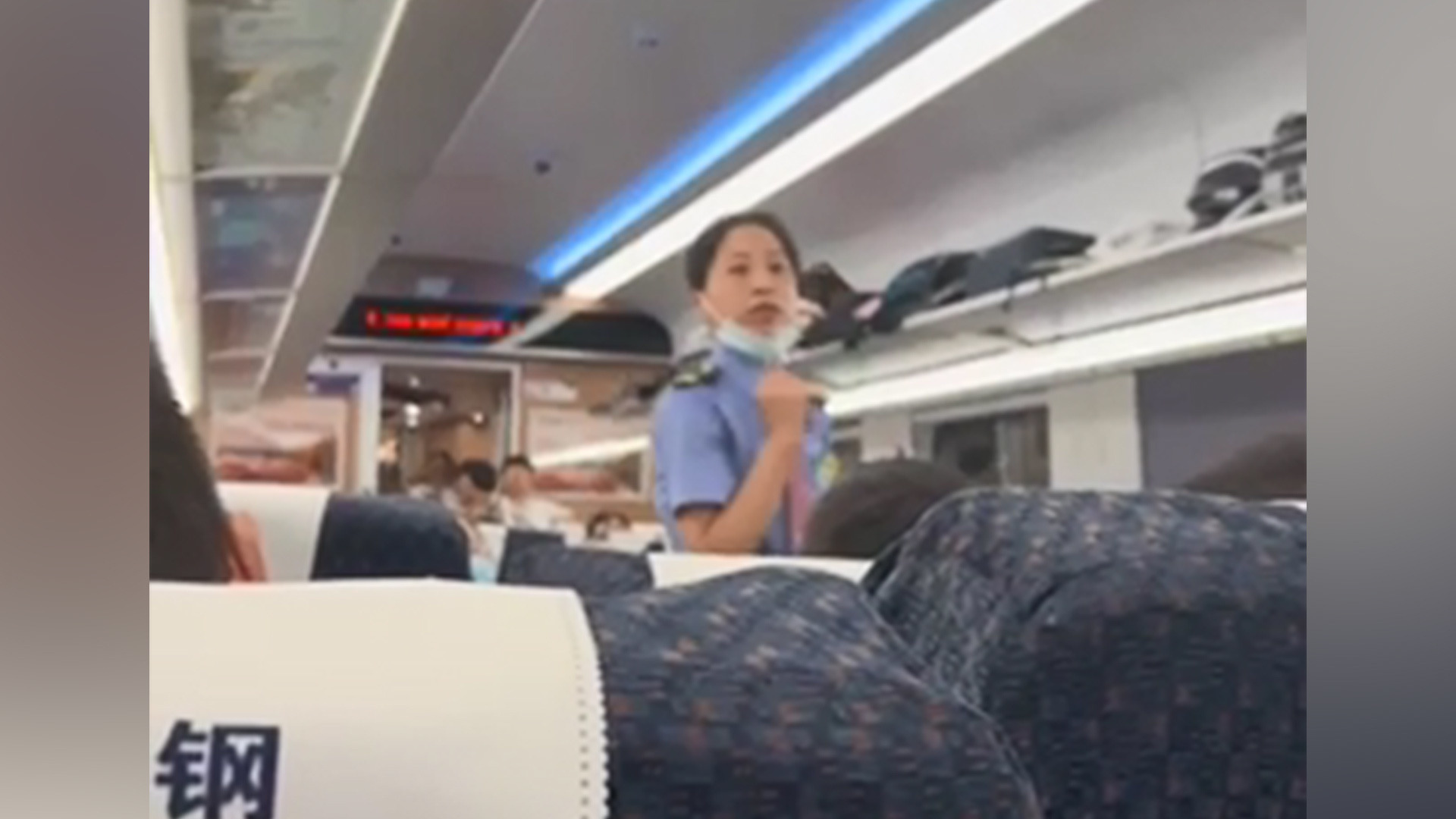 女子高铁占座躺睡，乘务员2次提醒被骂：一个臭打工的，叫什么叫|乘务员|高铁_新浪新闻