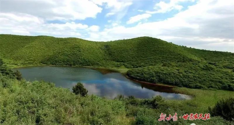 碧波荡漾的关山天池朝那湫