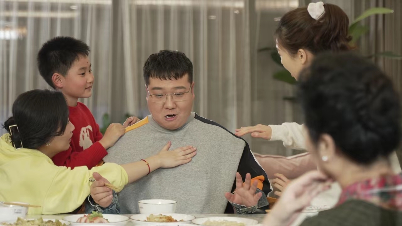 河北卫视首创家庭情景喜剧《家好月更圆》——形式全新探索与情感价值回归