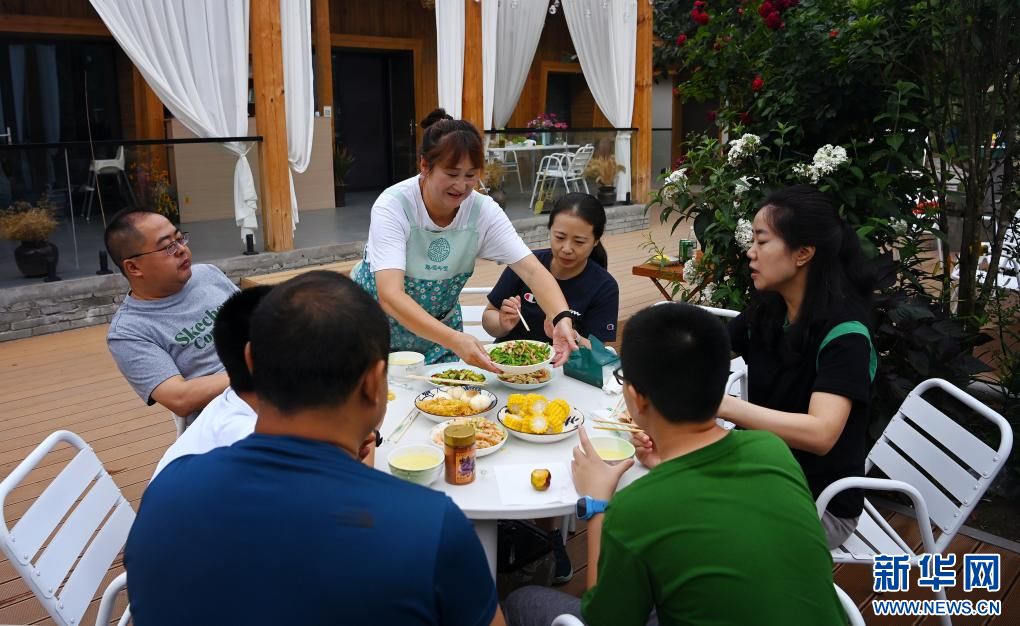 游客在陕西省汉中市留坝县紫柏街道小留坝村的一家民宿内吃早餐（7月24日摄）。