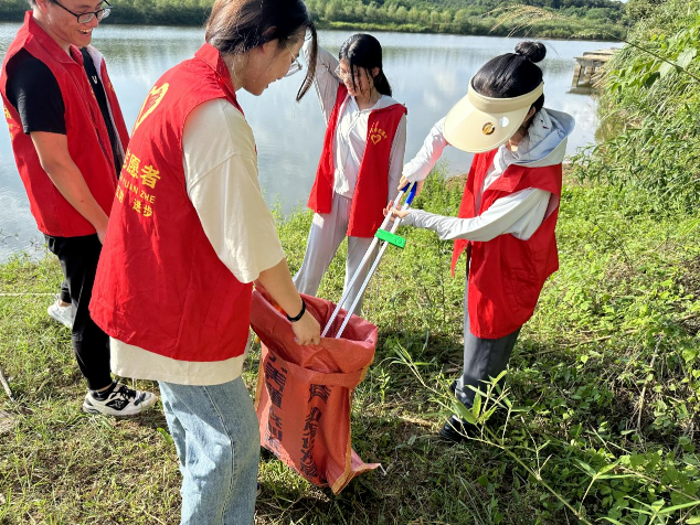 进贤县白圩乡开展“河小青”净滩活动