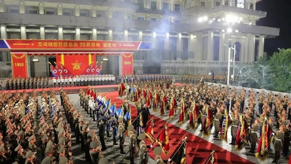 凤凰早报|完整录像！朝鲜深夜举行阅兵式；绝境重生！中国女足险胜生死战