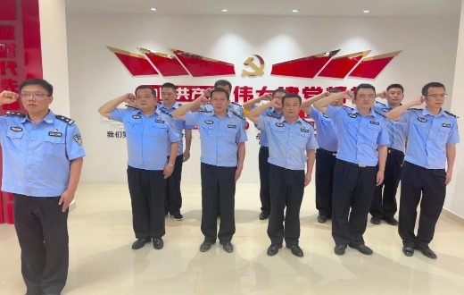 重温入党誓词，陶敏领誓
