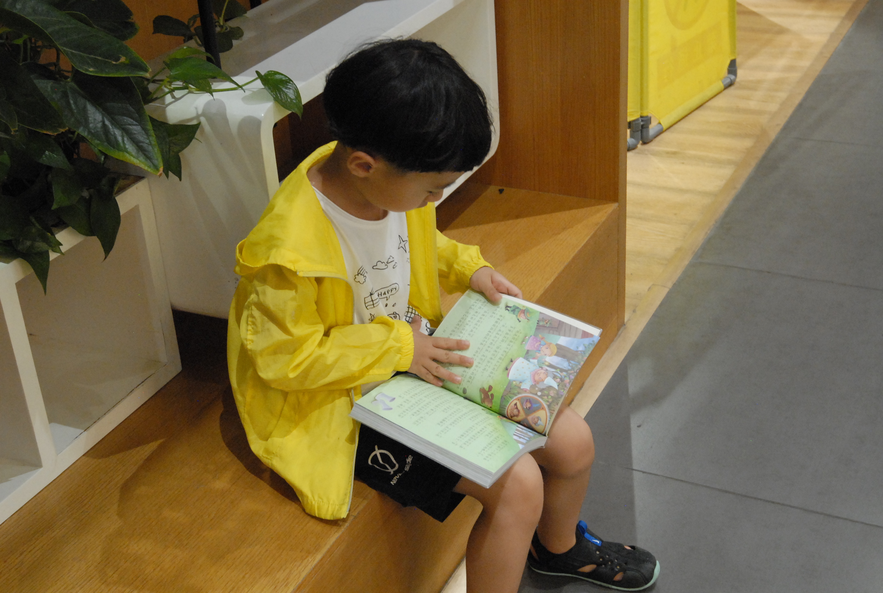 7月27日,小读者在山东省青岛市即墨区新华书店看书