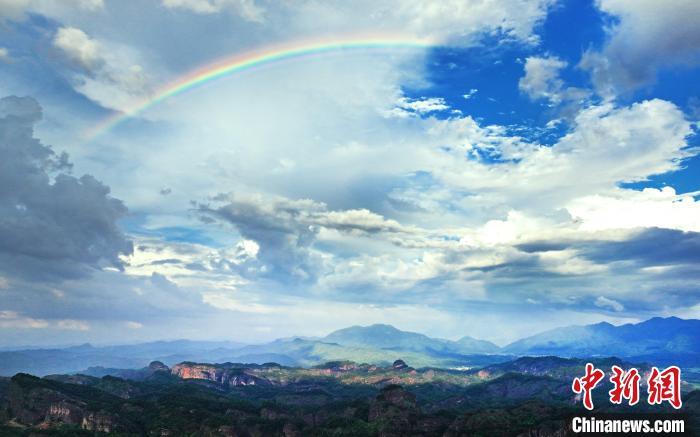 在江西省龙虎山景区，一道彩虹横跨天穹，直插排衙峰群山，瑰丽的景象让人惊叹。舒鹏 摄