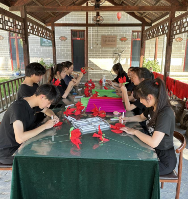 红色木偶剧团成员正在手工制作映山红。何柳摄