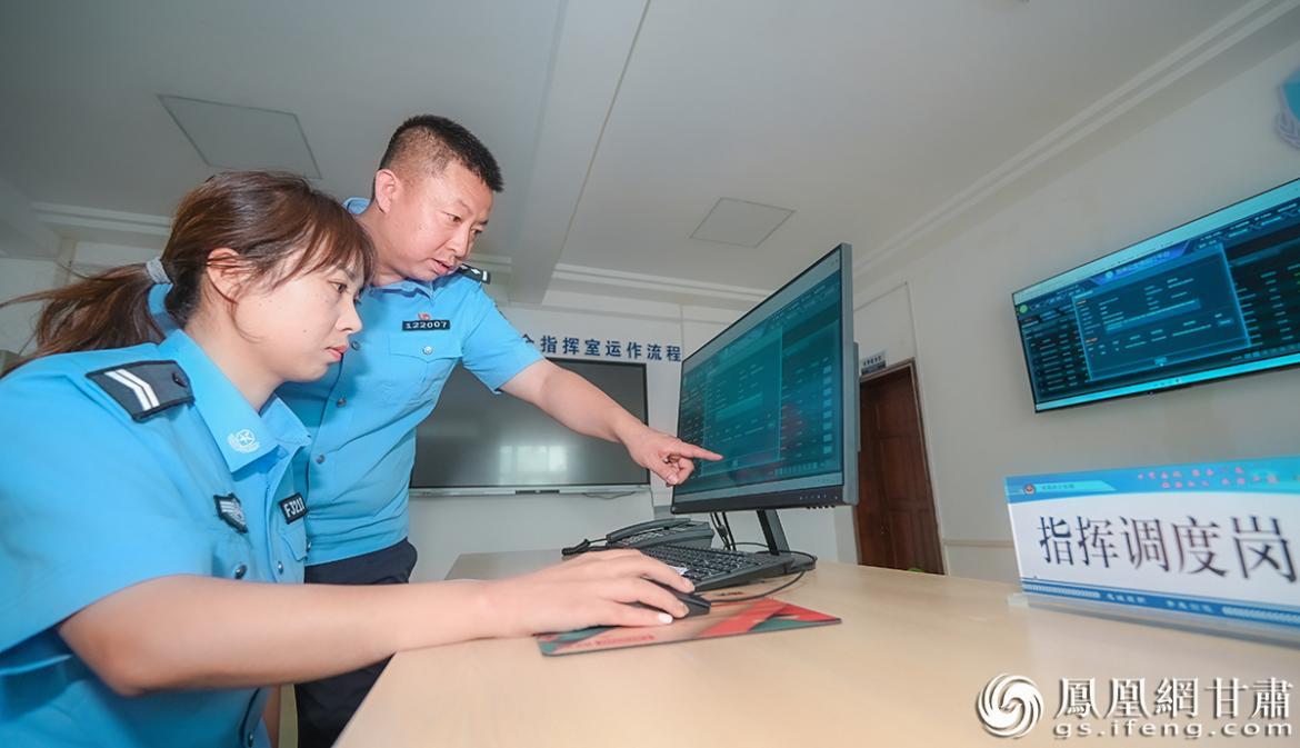 甘肃省陇南市宕昌县公安局城关派出所所长李国豪(右)了解民警日常工作情况 李德宇 摄