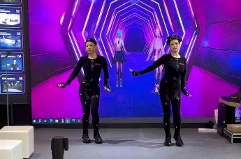 女演员在ChinaJoy现场跳舞展示虚拟主播生成效果