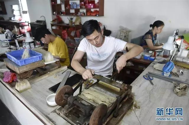 文港镇一家制笔企业的员工在车间内制作毛笔。 新华社记者 鲁鹏/摄