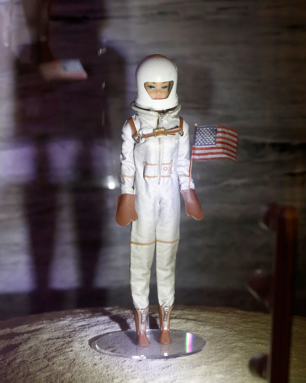 1965年版本的芭比娃娃，已经在NASA宇航员之前登上了月球。