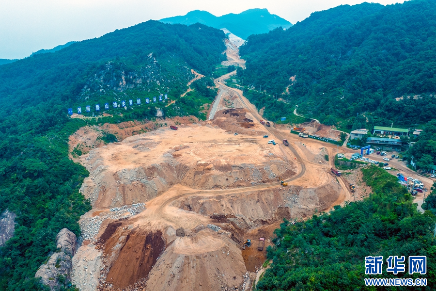 这是近日在鲁山抽水蓄能电站施工现场拍摄的画面。