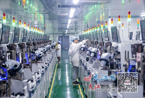 7月19日，在吉安市木林森实业有限公司智能工厂数字化控制中心，工人正在管理LED封装机器。本报全媒体记者 史港泽摄