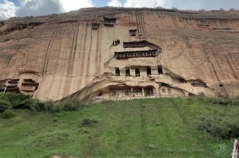 探访甘肃肃南马蹄寺：建在悬崖峭壁上的石窟群是什么样？