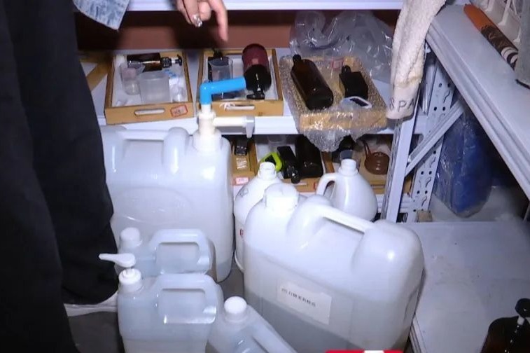 执法人员现场发现多桶散装精油，产品包装上没有任何厂名厂址等信息。