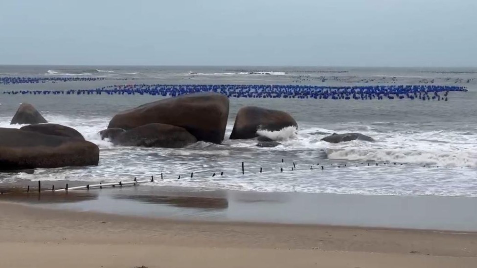 直击福建海边风圈：风力增大，波涛汹涌