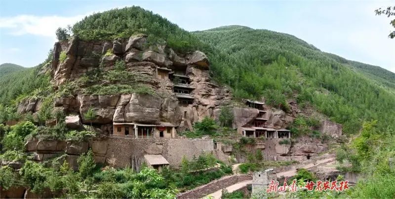 神秘隽秀的云崖石窟