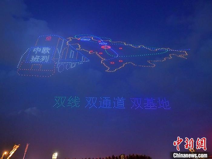 2023架无人机在夜空中变换造型。刘栋 摄