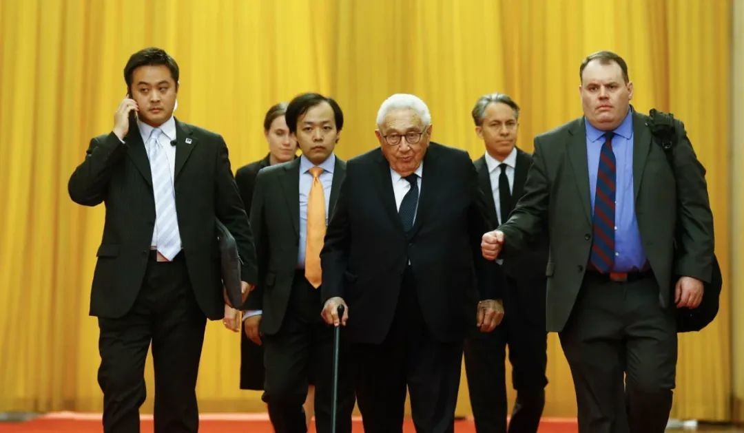 图为2018年11月，访华的基辛格一行抵达北京人民大会堂。右二为约书亚&middot;雷默。图源：AFP