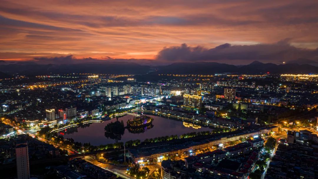 航拍瑞昌柳湖公园：华灯初上 美不胜收（图）