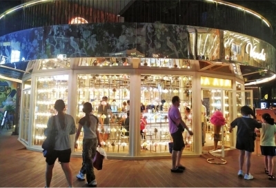 市民和游客在武汉天地游玩。