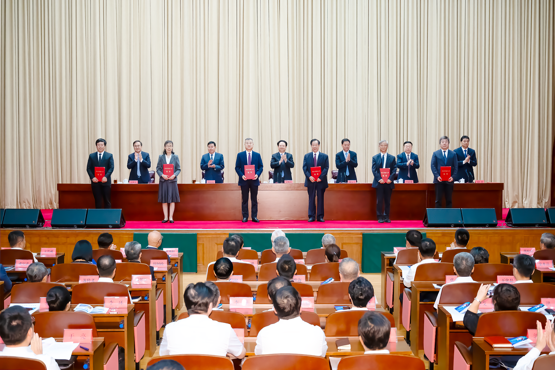 7月24日，吉林省人才發(fā)展大會以視頻形式召開。省委景俊海，省委副、省長胡玉亭等省領導為吉林省突出貢獻人才代表頒發(fā)證書。