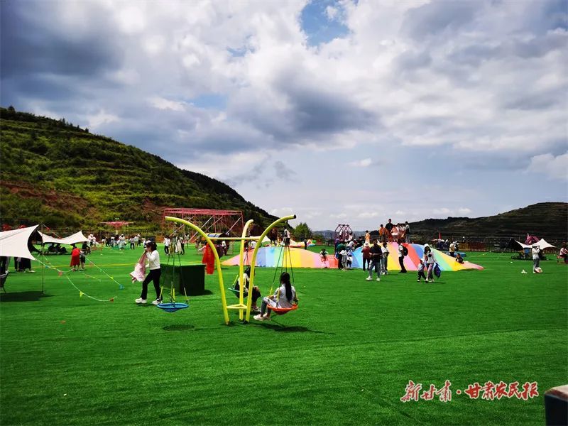 在村落里休闲娱乐