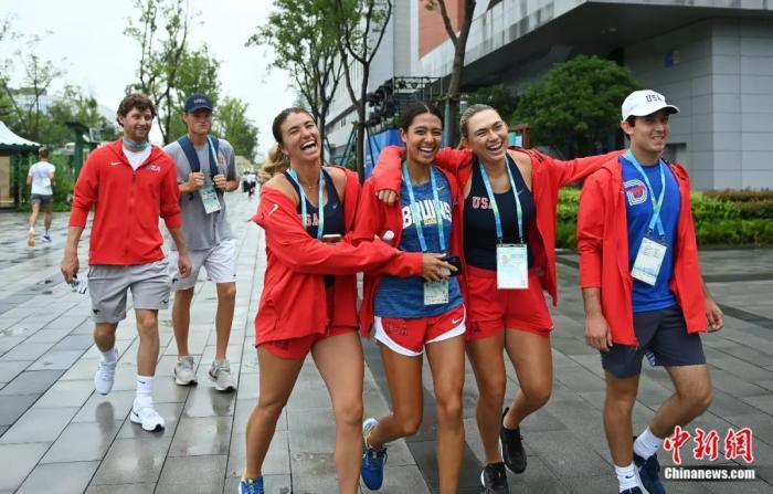 2023年7月27日，成都第31届世界大学生夏季运动会运动员村，美国运动员在村内开心漫步。成都大运会，成为海外青年了解中国、认识中国的重要窗口。陈超 摄