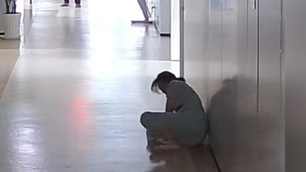 听到心梗病人家属呼救，护士飞奔救人摔倒后忍痛爬起_凤凰网视频_凤凰网