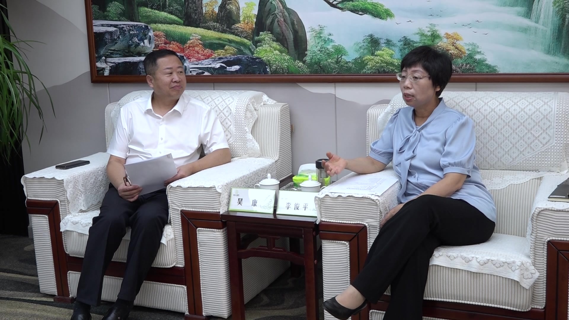 李俊平与陕西叁个苹果果业集团股份有限公司董事长吴康进行座谈