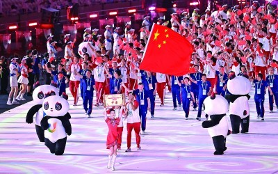 7月28日晚，中国大学生体育代表团在成都大运会开幕式上入场。新华社记者 赵子硕摄