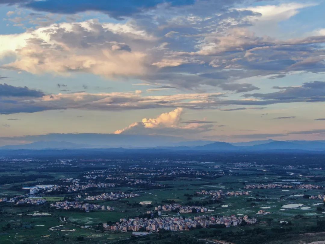 航拍永丰秀美黄昏 绚丽天空之下山环水绕美如画（图）