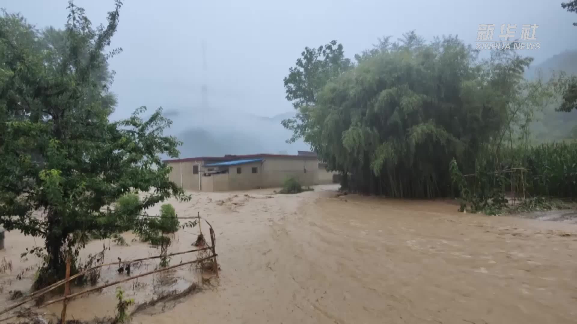 甘肃徽县：特大暴雨引发洪涝灾害 抢险救灾进行中