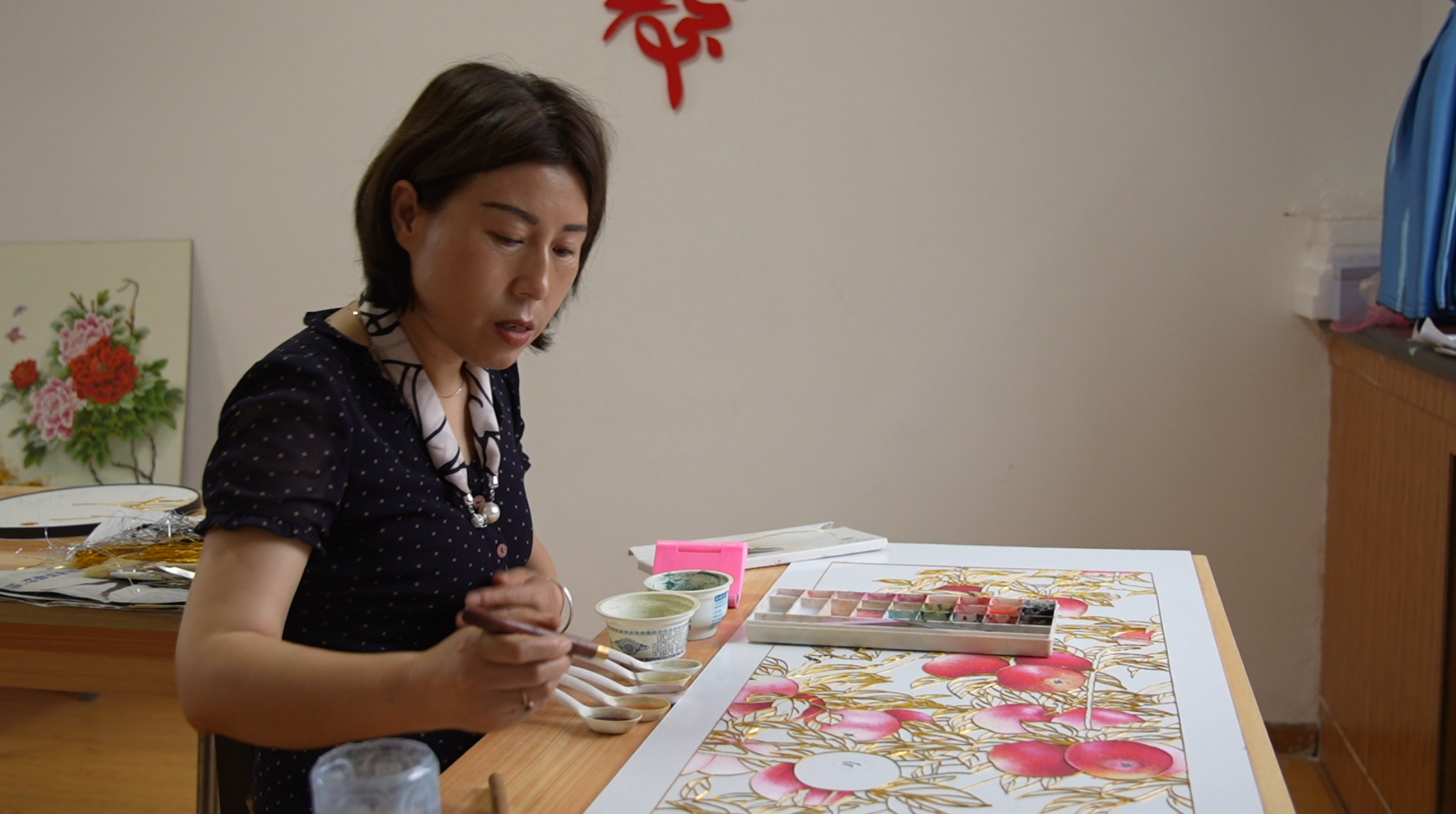 张建梅给掐丝画填充颜色