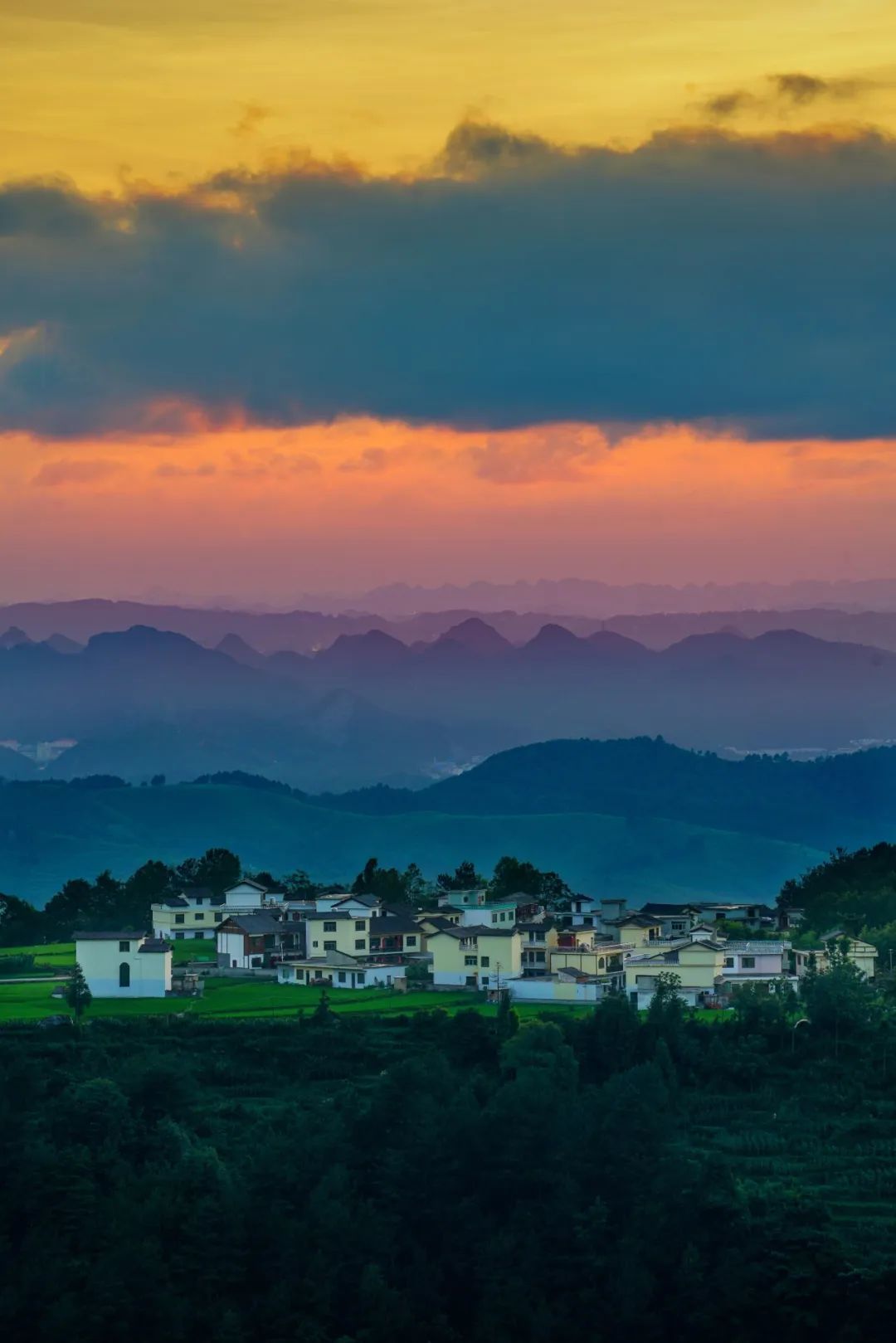 贵阳花溪高坡,夕阳下层层的山峦有着千里江山的既视感