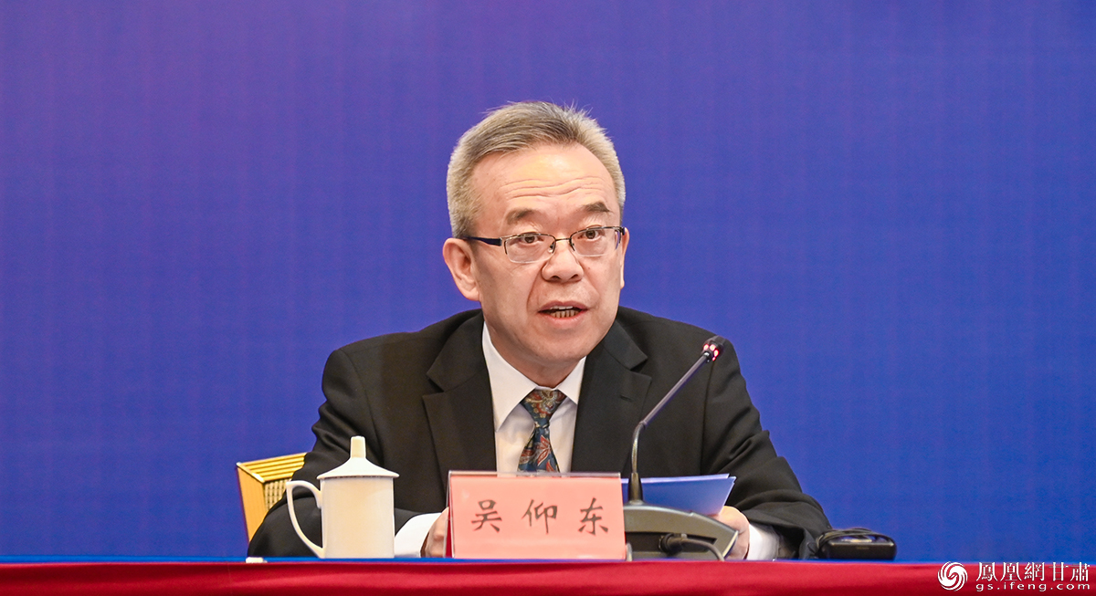 甘肃省人大财政经济委员会主任委员吴仰东表示，该《决定》注重问题意识助民营企业解决实际困难。仇志敏 摄