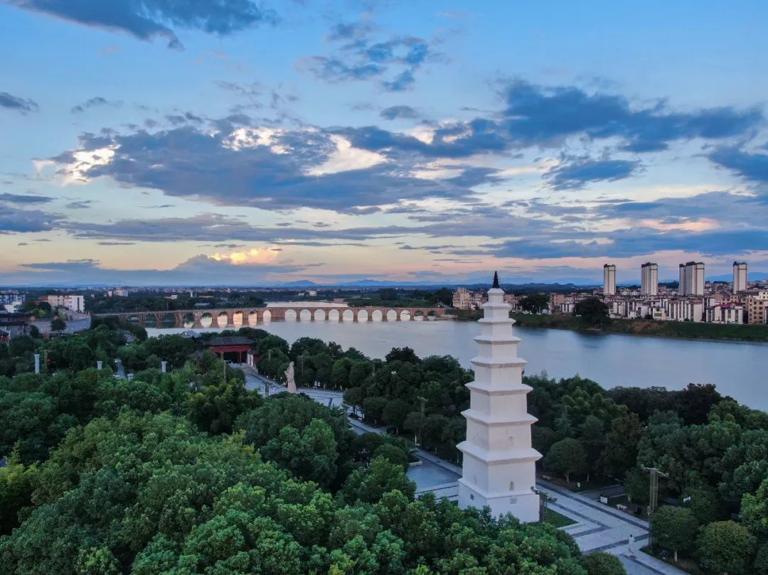 航拍永丰秀美黄昏 绚丽天空之下山环水绕美如画（图）