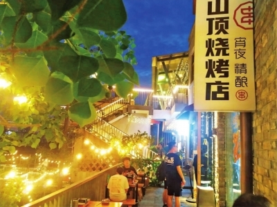 昙华林山顶灯光闪烁，音乐飘荡，就着灯光品尝美食，十分浪漫。