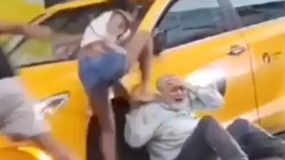 纽约60岁出租车司机在街头被5名男女狂殴，无人出手相救