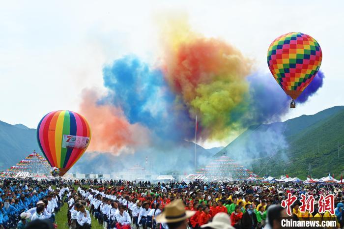 7月26日，第九届中国&middot;碌曲锅庄舞展演暨碌曲县庆祝甘南州成立70周年锅庄文化节在甘肃省甘南藏族自治州碌曲县开幕。图为开幕式现场。中新社记者 李亚龙 摄